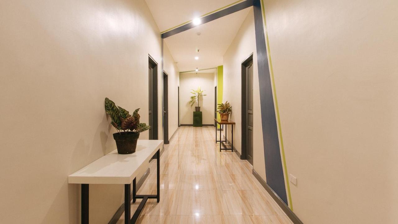 Urbanview At Lacson Street Bacolod City By Reddoorz Exterior photo