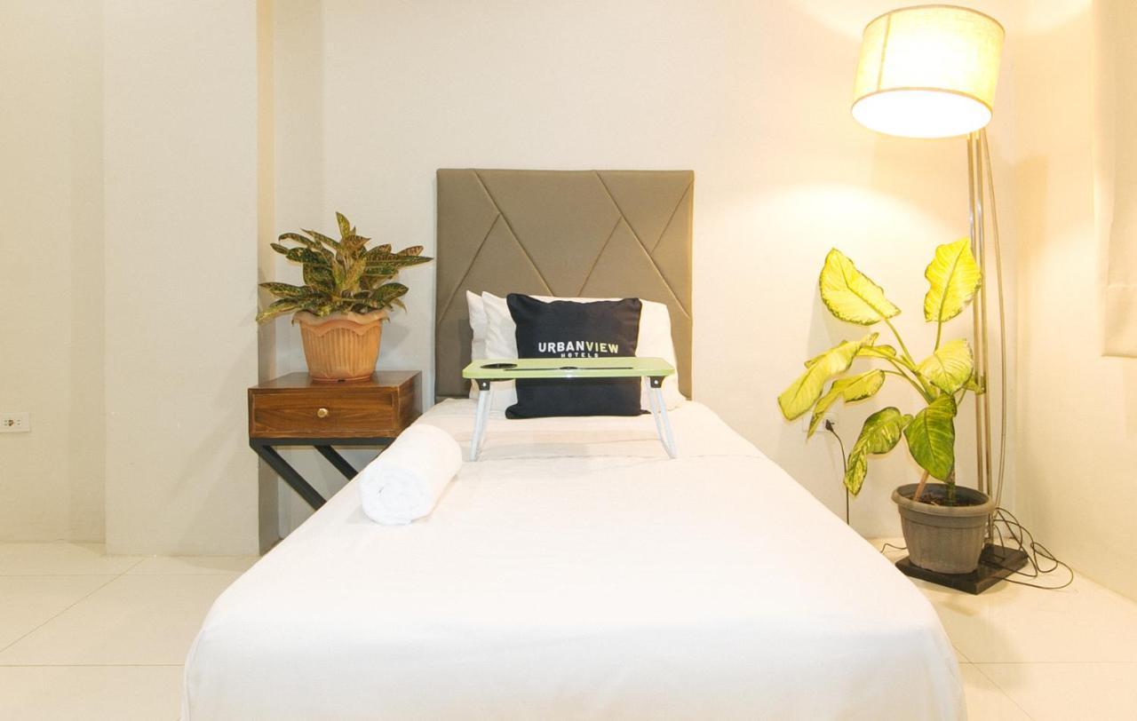 Urbanview At Lacson Street Bacolod City By Reddoorz Exterior photo